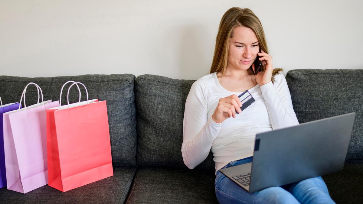 Mujer haciendo compras por internet.
