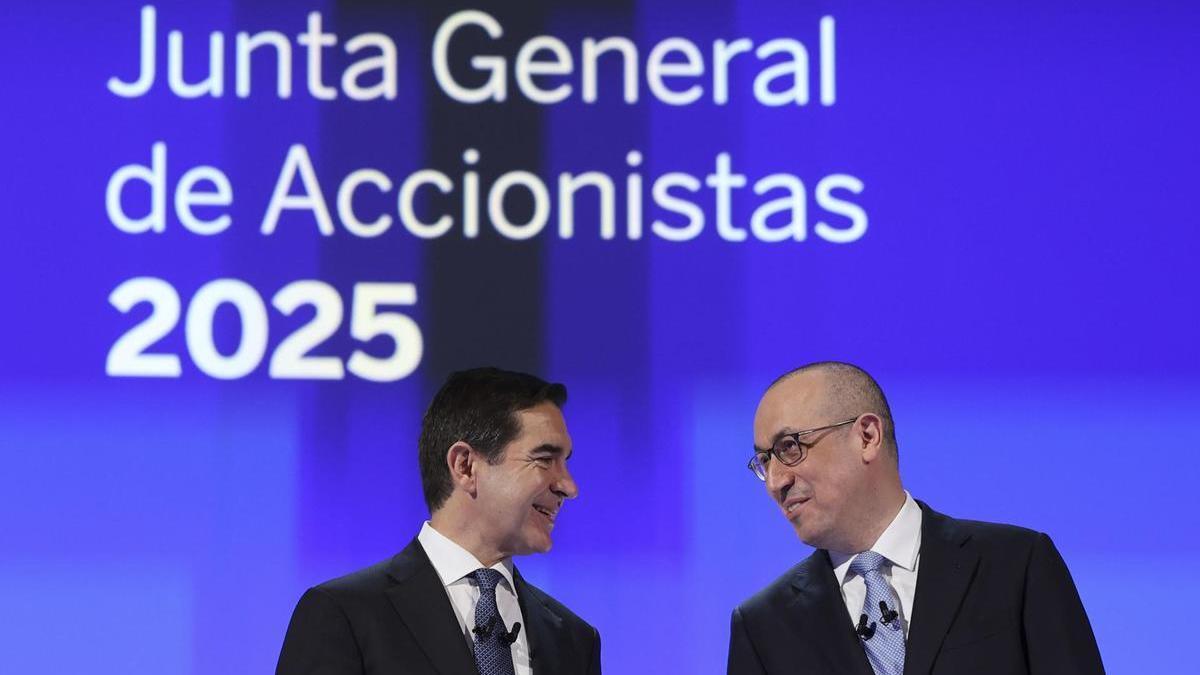 El presidente del BBVA, Carlos Torres Vila, (i) junto al director ejecutivo Onur Genç en la junta de accionistas en Bilbao.