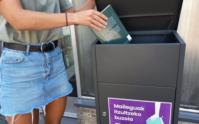 Legorretan liburuak itzultzeko buzoia.