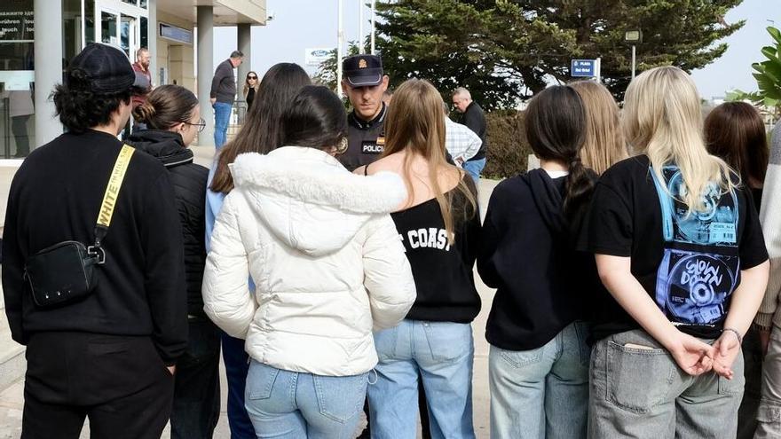 Minuto de silencio, a las puertas del Ayuntamiento de Orihuela tras el asesinato machista de una joven de 15 años.