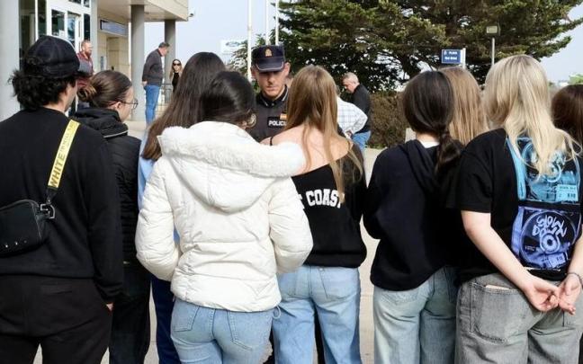 Minuto de silencio, a las puertas del Ayuntamiento de Orihuela tras el asesinato machista de una joven de 15 años.