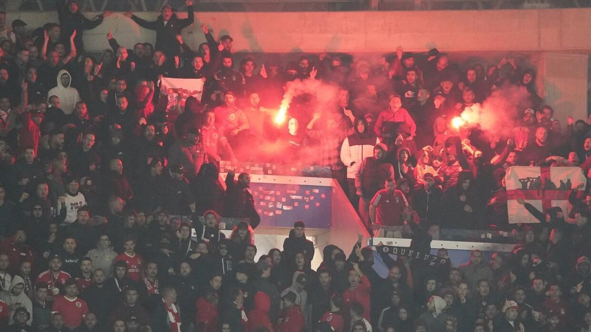 Aficionados del Benfica encienden bengalas en el partido de Anoeta. / RUBEN PLAZA