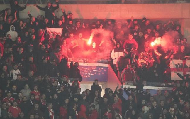 Aficionados del Benfica encienden bengalas en el partido de Anoeta. / RUBEN PLAZA