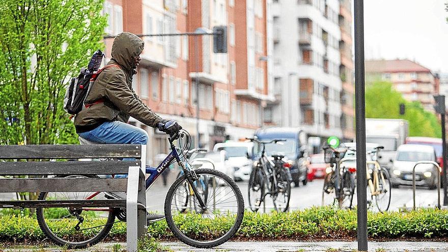 Una persona se desplaza en bicicleta por Vitoria.