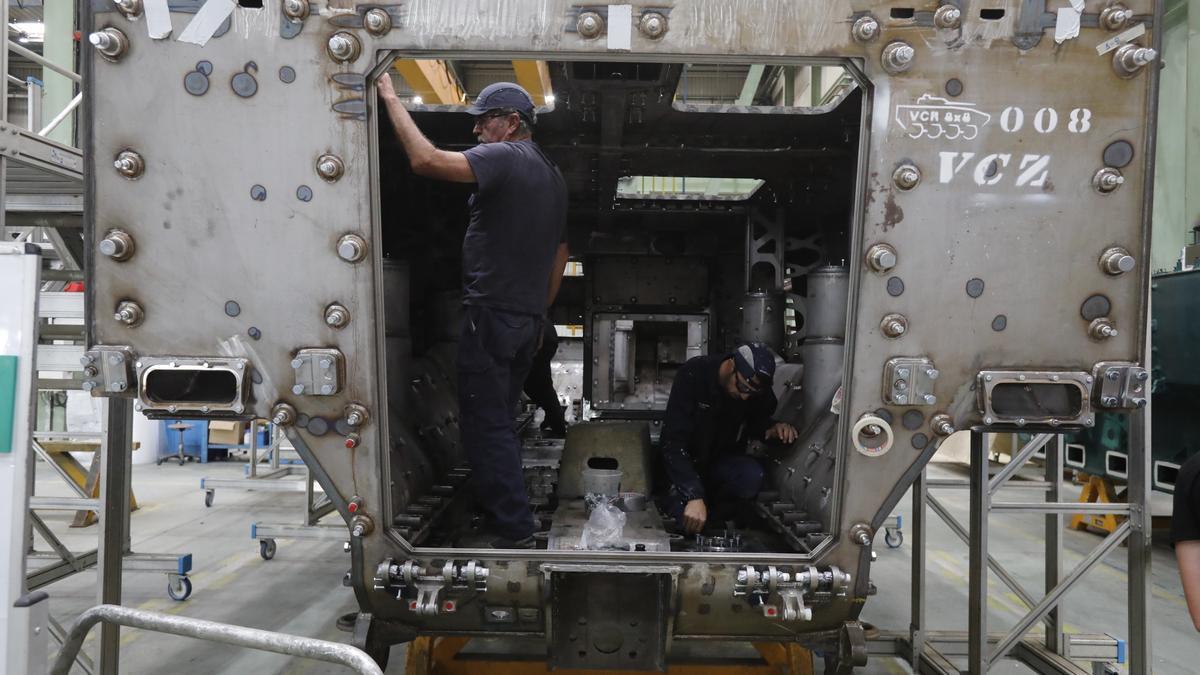 Dos operarios trabajan en una fábrica