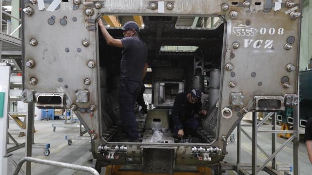 Dos operarios trabajan en una fábrica