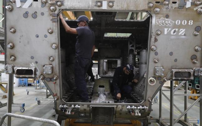 Dos operarios trabajan en una fábrica