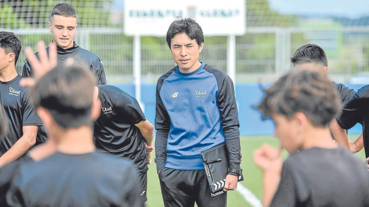 Atsushi Okazaki, nuevo técnico del Deusto, en la sesión del martes con las categorías inferiores del Askartza, que le abrió las puertas cuando llegó a Bizkaia. | FOTO: JOSÉ MARI MARTÍNEZ