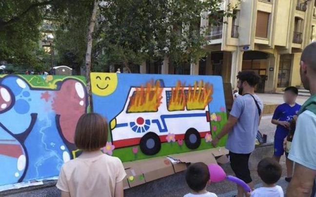 La imagen parodiaba una furgoneta de la Ertzaintza en llamas, atacada en Errenteria en 1995 con cinco agentes en su interior, que resultaron heridos graves.