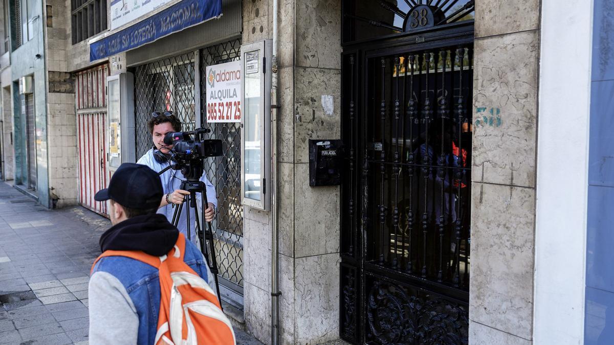 Vista del portal del edificio situado en la avenida de Los Telares de Avilés, desde donde una mujer de unos 45 años se ha precipitado con su hija de siete años en brazos desde un quinto piso.