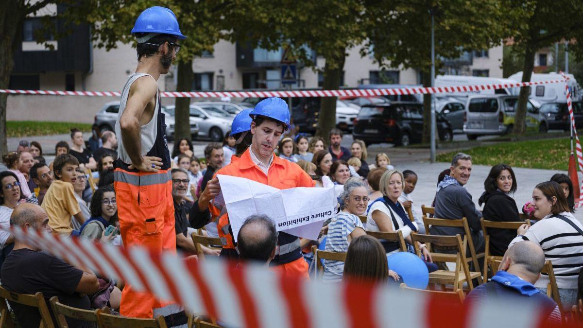 Escena de la representación de la obra 'Eraitsi S.L.', que esta tarde acogerá la cancha de Kurtzebarri.