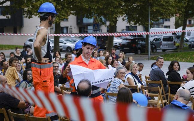 Escena de la representación de la obra 'Eraitsi S.L.', que esta tarde acogerá la cancha de Kurtzebarri. / GOITIBERA. Escena de la representación de la obra 'Eraitsi S.L.', que esta tarde acogerá la cancha de Kurtzebarri.