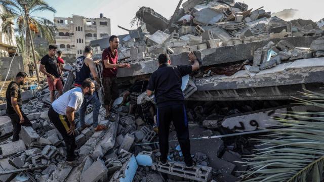 Éxodo de miles de palestinos en Gaza tras el ultimátum de Israel.