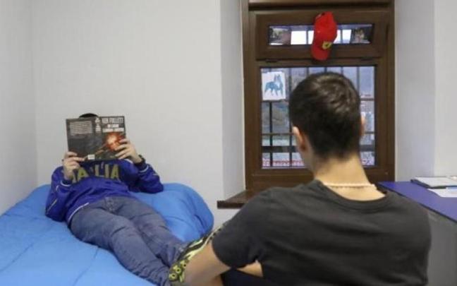 Dos internos, en un centro de reeducación de menores.