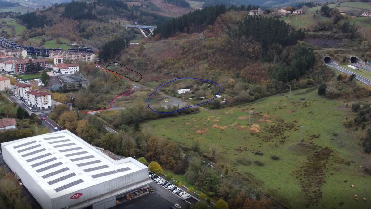 El sector 1B, detrás de Santutxu. Marcado en rojo, el espacio que ocupará el bidegorri; en negro, donde se ubicará el aparcamiento con un centenar de plazas; y en azul, los terrenos que acogerán el nuevo instituto.