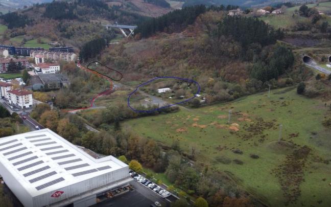 El sector 1B, detrás de Santutxu. Marcado en rojo, el espacio que ocupará el bidegorri; en negro, donde se ubicará el aparcamiento con un centenar de plazas; y en azul, los terrenos que acogerán el nuevo instituto.