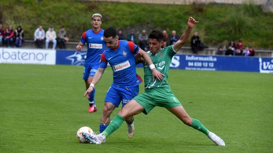 Josué Dorrio conduce el balón ante la entrada de un jugador del Cornellà.