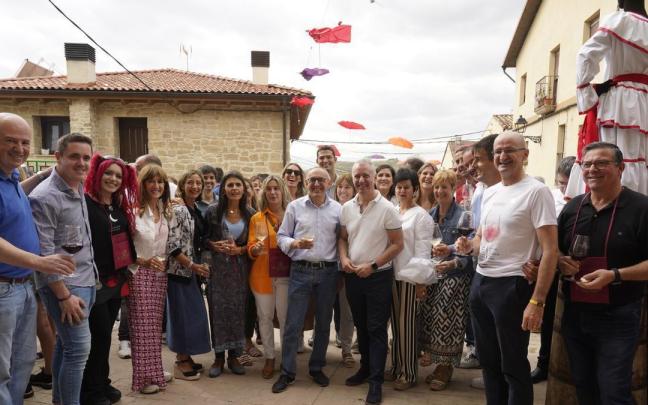 Una amplia delegación del Gobierno vasco, encabezada por el lehendakari, ha participado en la Fiesta de la vendimia en Navaridas. Una amplia delegación del Gobierno vasco, encabezada por el lehendakari, ha participado en la Fiesta de la vendimia en Navaridas.
