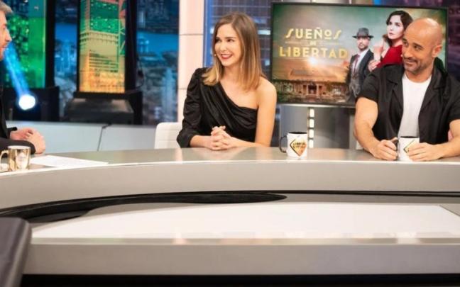 Natalia Sánchez y Alain Martínez junto a Pablo Motos(i) en el programa 'El Hormiguero' / Atresmedia Natalia Sánchez y Alain Martínez junto a Pablo Motos(i) en el programa 'El Hormiguero'