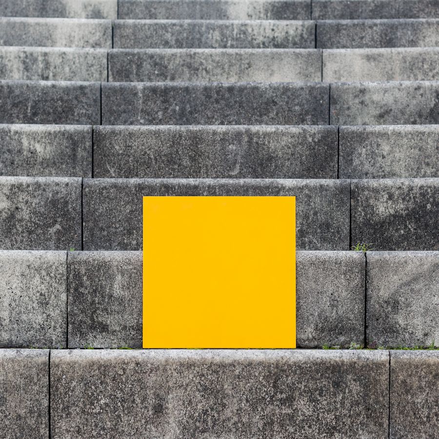 Retrato del cuadrado amarillo en el anfiteatro de Aiete.