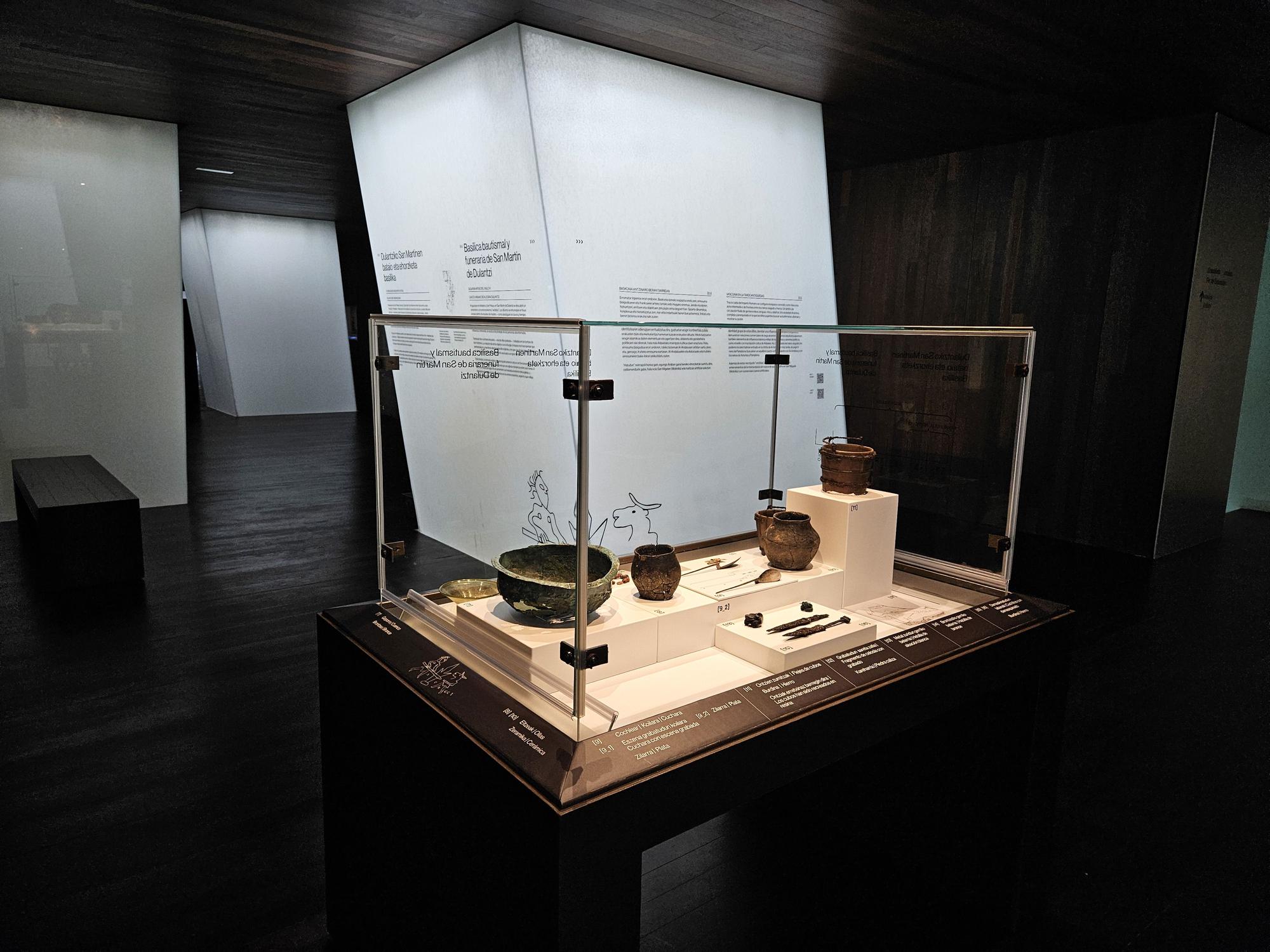 La vitrina dedicada al yacimiento de san Martín de Dulantzi