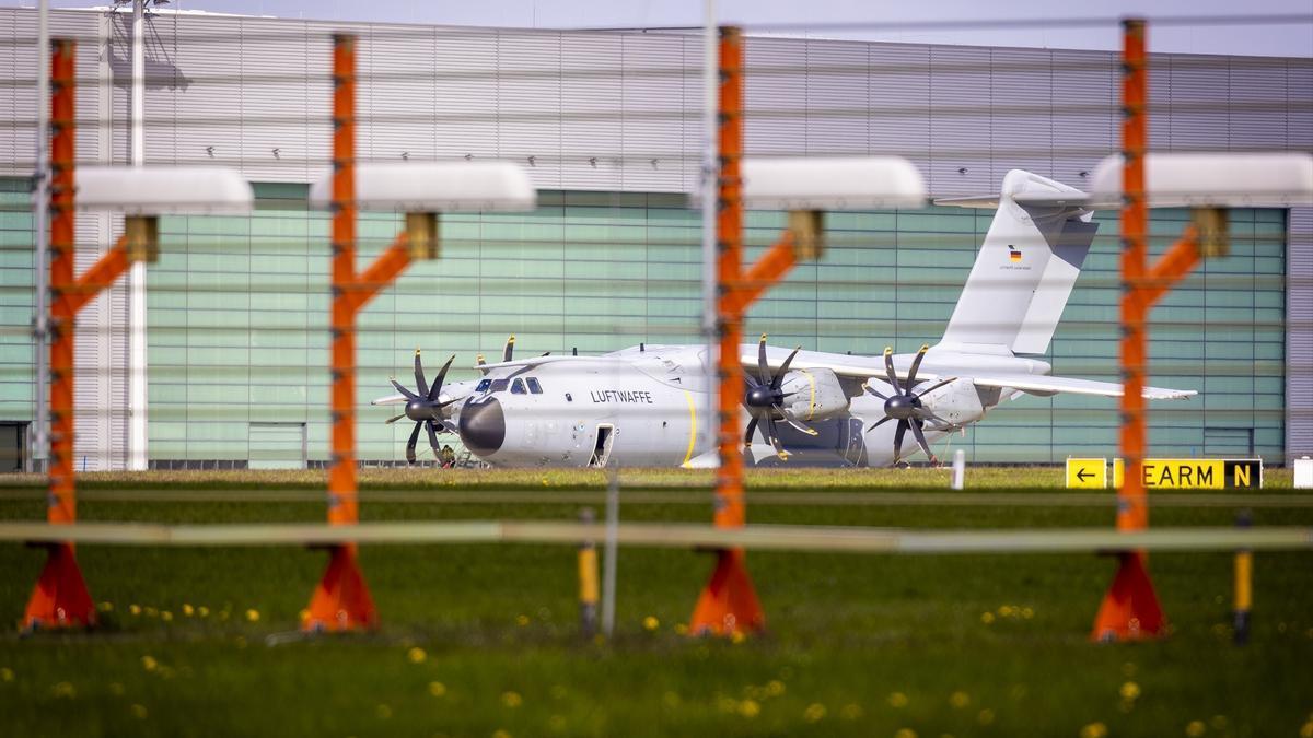 Un avión de la Fuerza Aérea Alemana en la base de Wunstorf, poco después de regresar de Sudán.