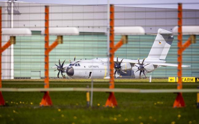 Un avión de la Fuerza Aérea Alemana en la base de Wunstorf, poco después de regresar de Sudán. Un avión de la Fuerza Aérea Alemana en la base de Wunstorf, poco después de regresar de Sudán.