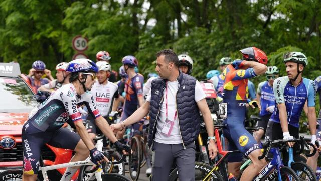 Roglic habla con Nibali, miembro de la organización del Giro. / Giro de Italia Roglic habla con Nibali, miembro de la organización del Giro.