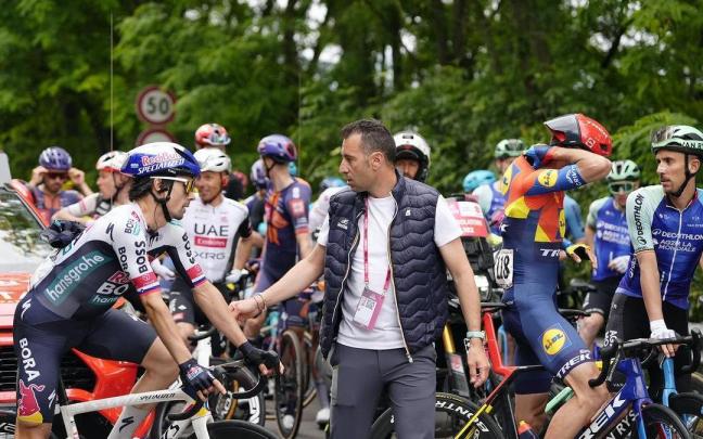 Roglic habla con Nibali, miembro de la organización del Giro.