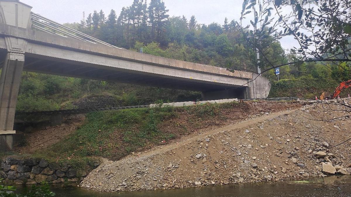 Vista de la obras previas a la reparación de viaducto que conecta la AP-1 y la AP-8 a la altura de Maltzaga.