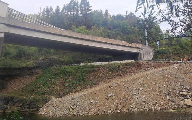 Vista de la obras previas a la reparación de viaducto que conecta la AP-1 y la AP-8 a la altura de Maltzaga.