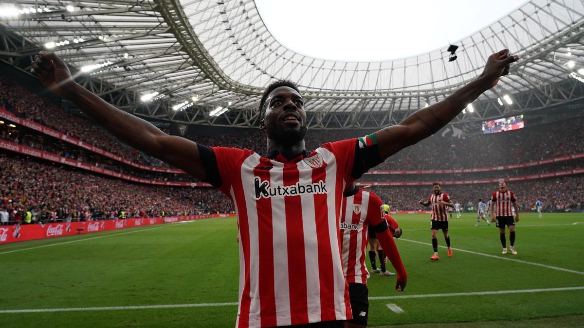 Iñaki Williams celebra, con el brazalete de capitán en el brazo, el segundo gol del partido y de su cuenta particular.