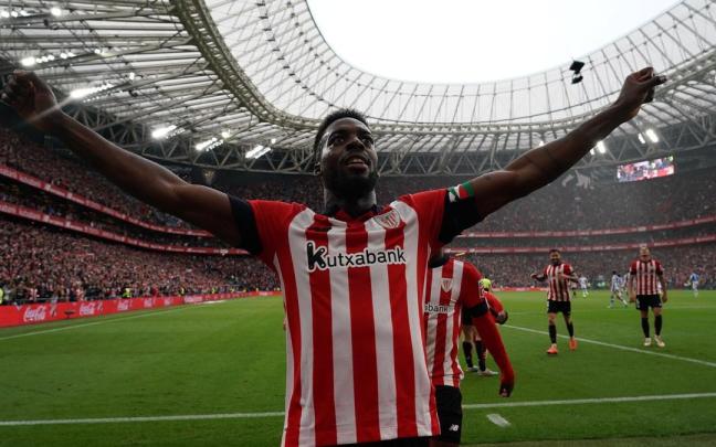 Iñaki Williams celebra, con el brazalete de capitán en el brazo, el segundo gol del partido y de su cuenta particular.