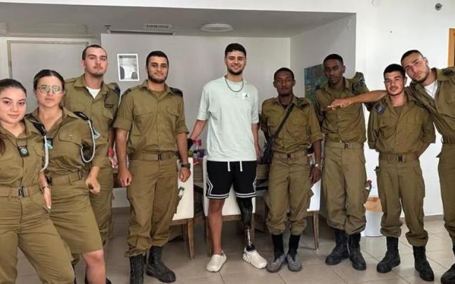 El exsoldado israelí amputado Shalev Biton (en el centro) visita a un grupo de soldados del Ejército israelí.
