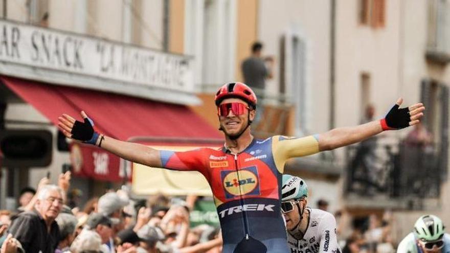 Milan festeja la victoria en la segunda etapa.