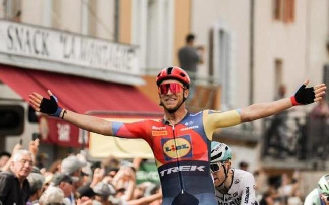 Milan festeja la victoria en la segunda etapa.