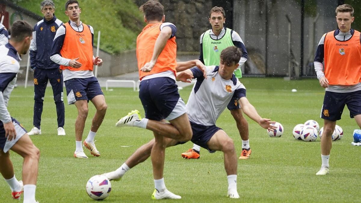 Un lance del entrenamiento de la Real, en Zubieta. / RUBEN PLAZA