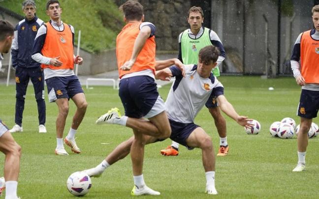 Un lance del entrenamiento de la Real, en Zubieta. / RUBEN PLAZA