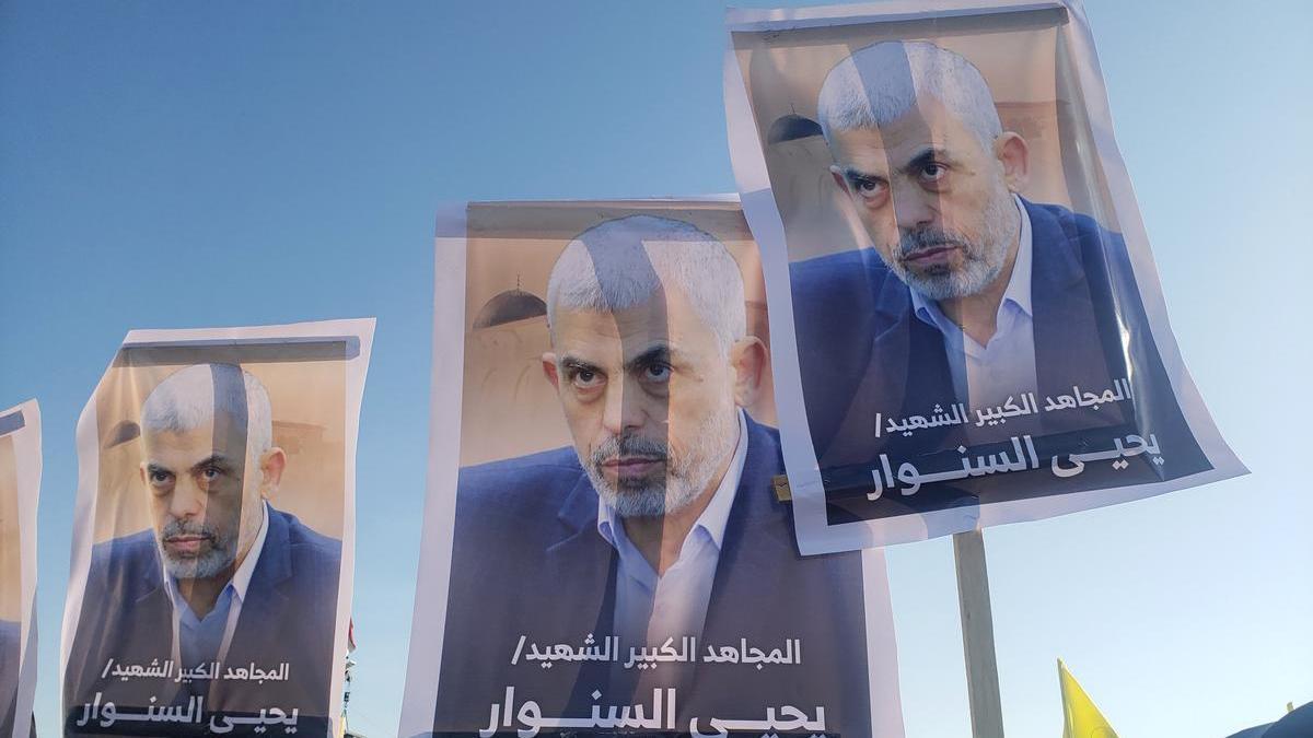 Carteles con la imagen del ultimo líder de Hamás, Yahya Sinwar.