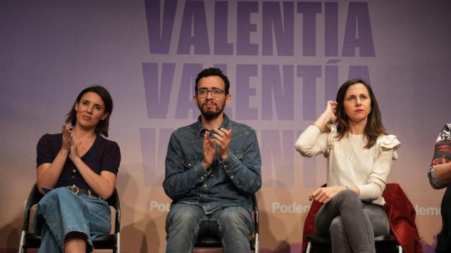 La secretaria política de Podemos y eurodiputada, Irene Montero; el candidato de Podemos a la Presidencia de la Junta de Castilla y León, Miguel Ángel Llamas y la secretaria general de Podemos, Ione Belarra, durante el acto de cierre de cam
