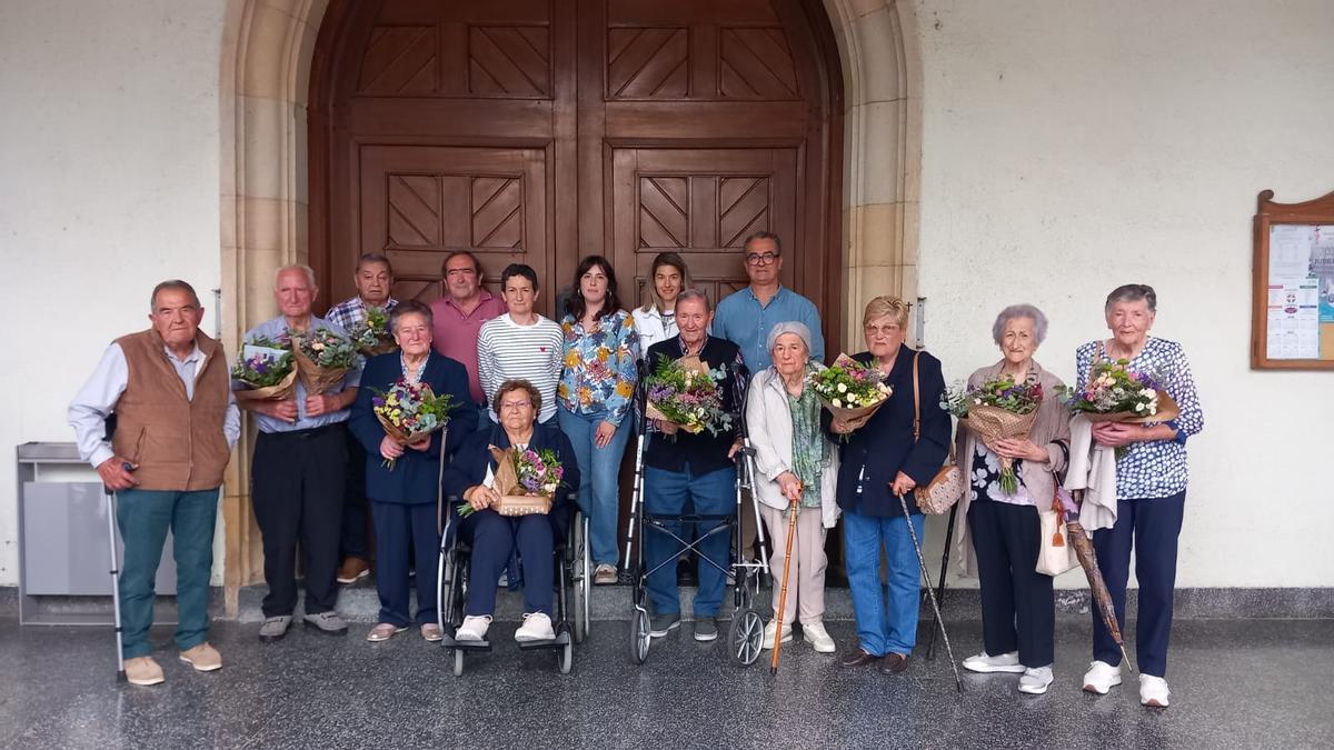 Los protagonistas del proyecto posando juntos tras el acto de presentación de la iniciativa