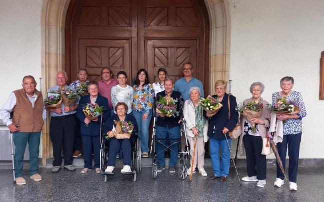 Los protagonistas del proyecto posando juntos tras el acto de presentación de la iniciativa / Ayuntamiento de Orozko Los protagonistas del proyecto posando juntos tras el acto de presentación de la iniciativa