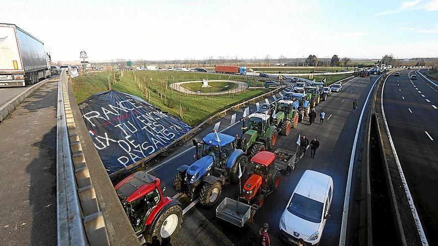 Agricultores franceses bloquean una autopista de acceso a París.