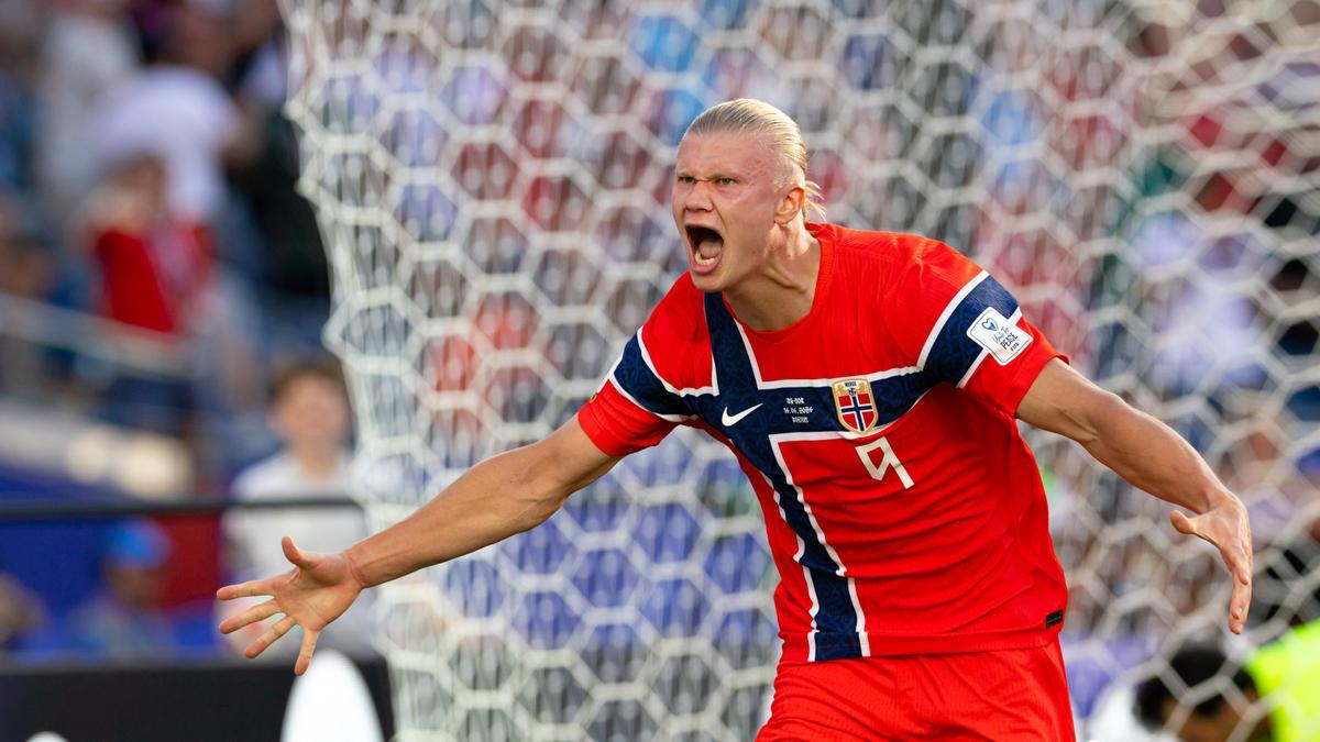 Erling Haaland celebra uno de los dos goles anotados en la victoria de Noruega ante Irak.