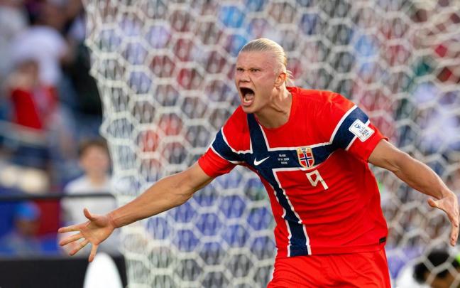 Erling Haaland celebra uno de los dos goles anotados en la victoria de Noruega ante Irak.