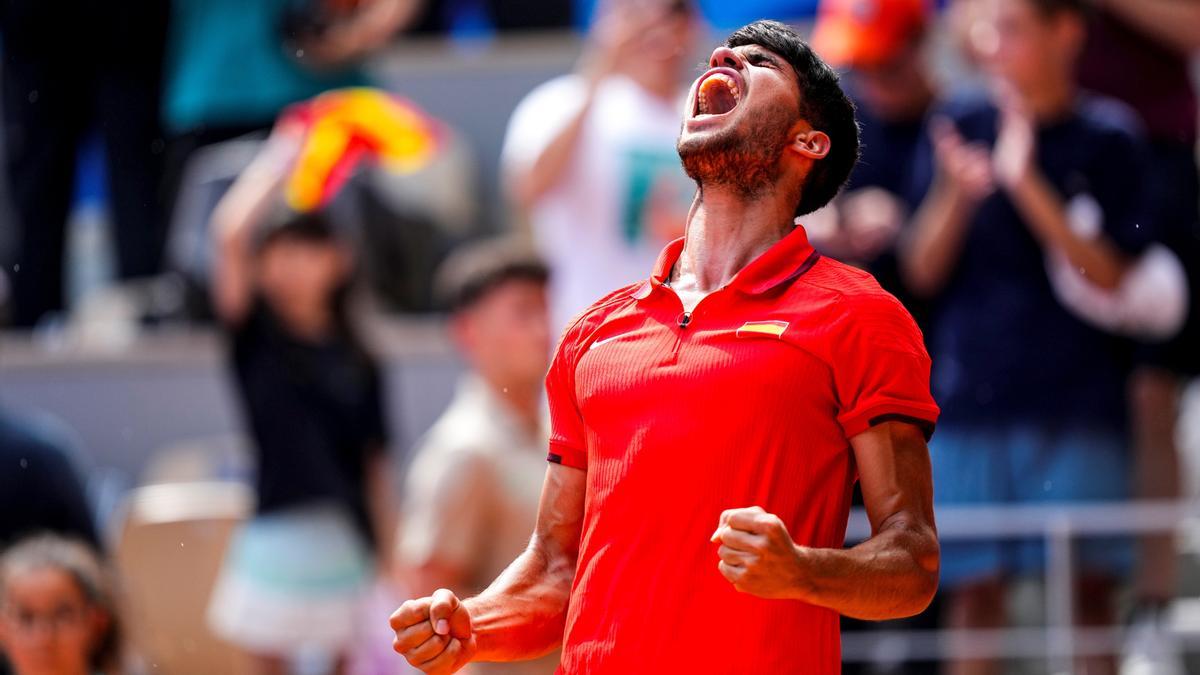 Carlos Alcaraz celebra su triunfo en Roland Garros.