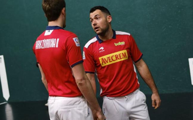 En imágenes: Jaka-Mariezkurrena II y Artola-Imaz seleccionan material para la primera jornada de la liguilla de semifinales del Parejas. En imágenes: Jaka-Mariezkurrena II y Artola-Imaz seleccionan material para la primera jornada de la liguilla de semifinales del Parejas.