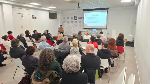 La alcaldesa en una asamblea de barrio