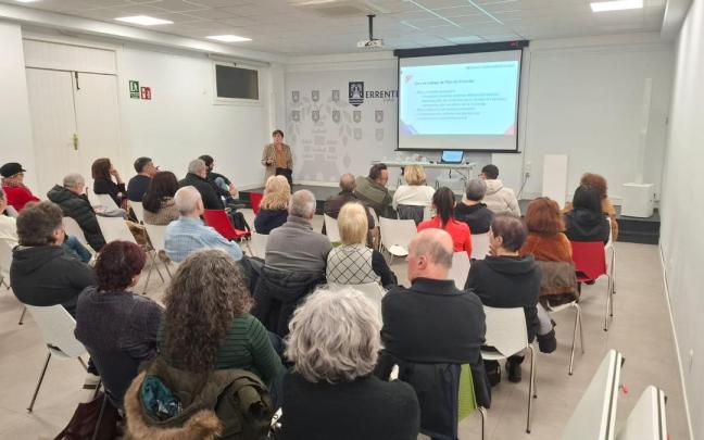 La alcaldesa en una asamblea de barrio