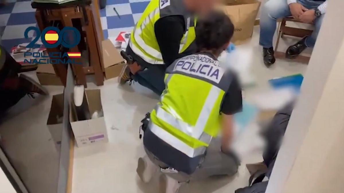Agentes de la Policía Nacional durante uno de los registros.